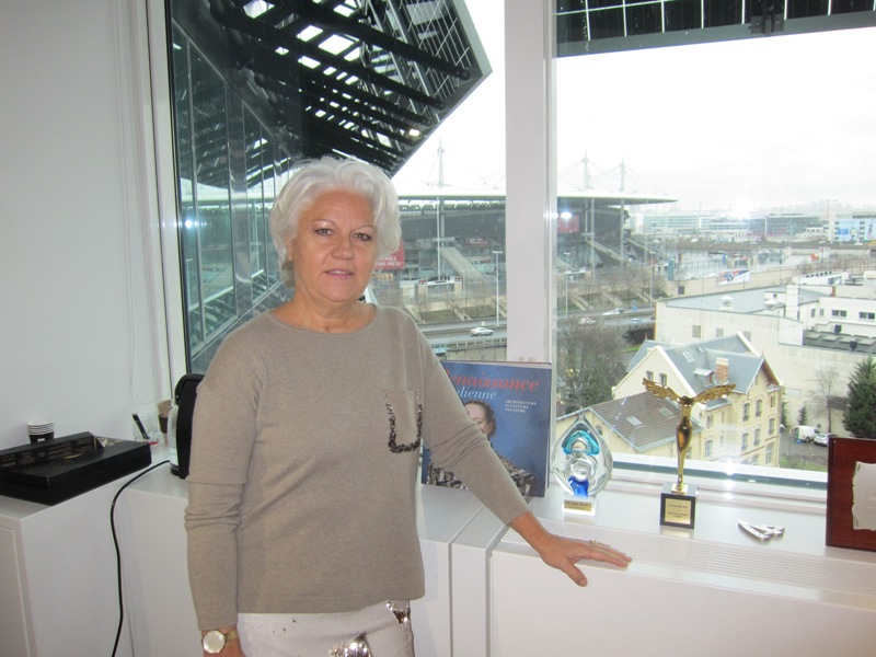 Avec un bureau juste en face du stade de France, Martine Granier, la directrice du pôle voyages, sera aux premières loges pour les matchs de foot ! DR-LAC