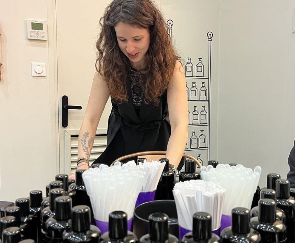 Marie, experte chez Molinard, guide les ateliers (© PB)