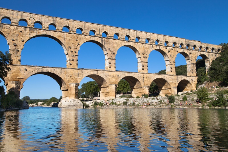 Gard Tourisme présente un circuit à travers les paysages cévenols à bord d’un train à vapeur, une visite du Pont du Gard, les monuments romains de Nîmes et la faune et la flore camarguaises Photo Auteur : Santi Rodríguez