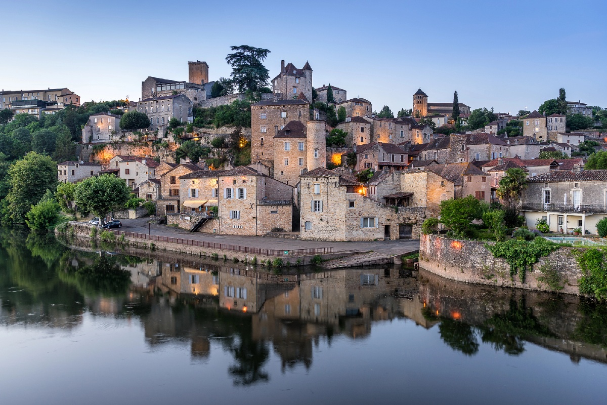 Puy-l’Evêque, énième bourg médiéval perché, adorable avec ses jardins suspendus - Depositphotos.com  Auteur GBP27