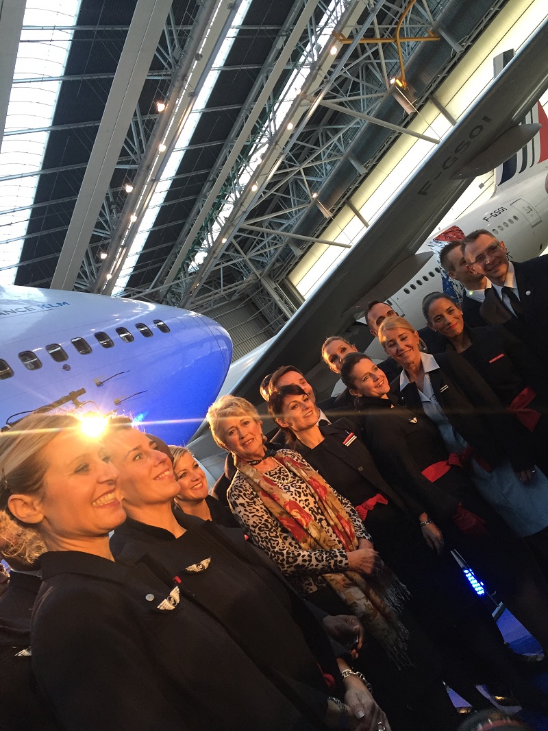 Jacqueline Pajot entourée de l'équipage du AF 747 - DR : C. Hardin Jacqueline Pajot entourée de l'équipage du AF 747 - DR : C. Hardin