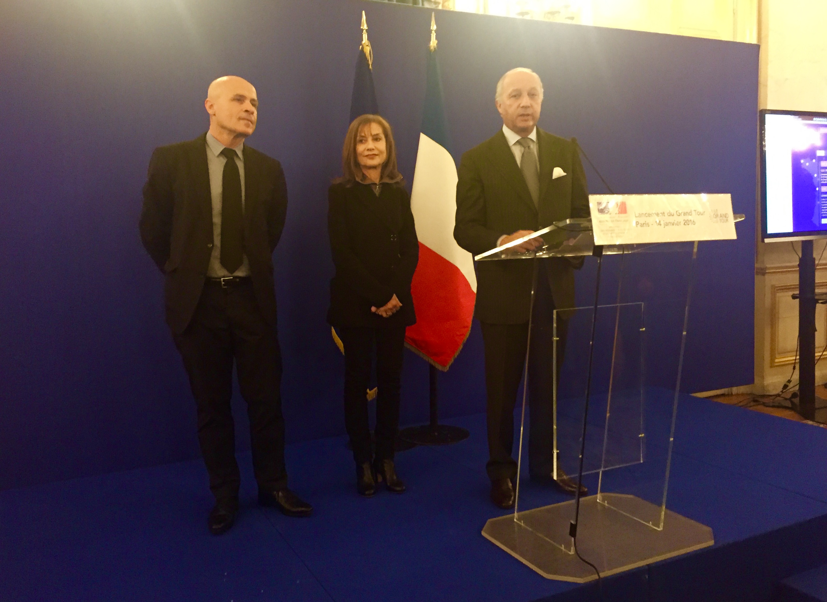 Olivier Poivre d'Arvor, Isabelle Huppert et Laurent Fabius lors du lancement du Grand Tour au Quai d'Orsay le 14 janvier 2016 - Photo SHD.