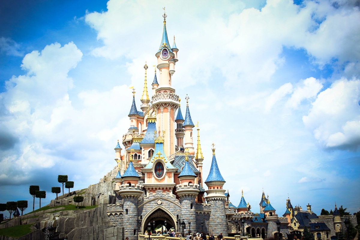 « World Premiere », le nouvel espace de Disneyland Paris ouvrira le 15 mai 2025. @depositphotos/Fluffya