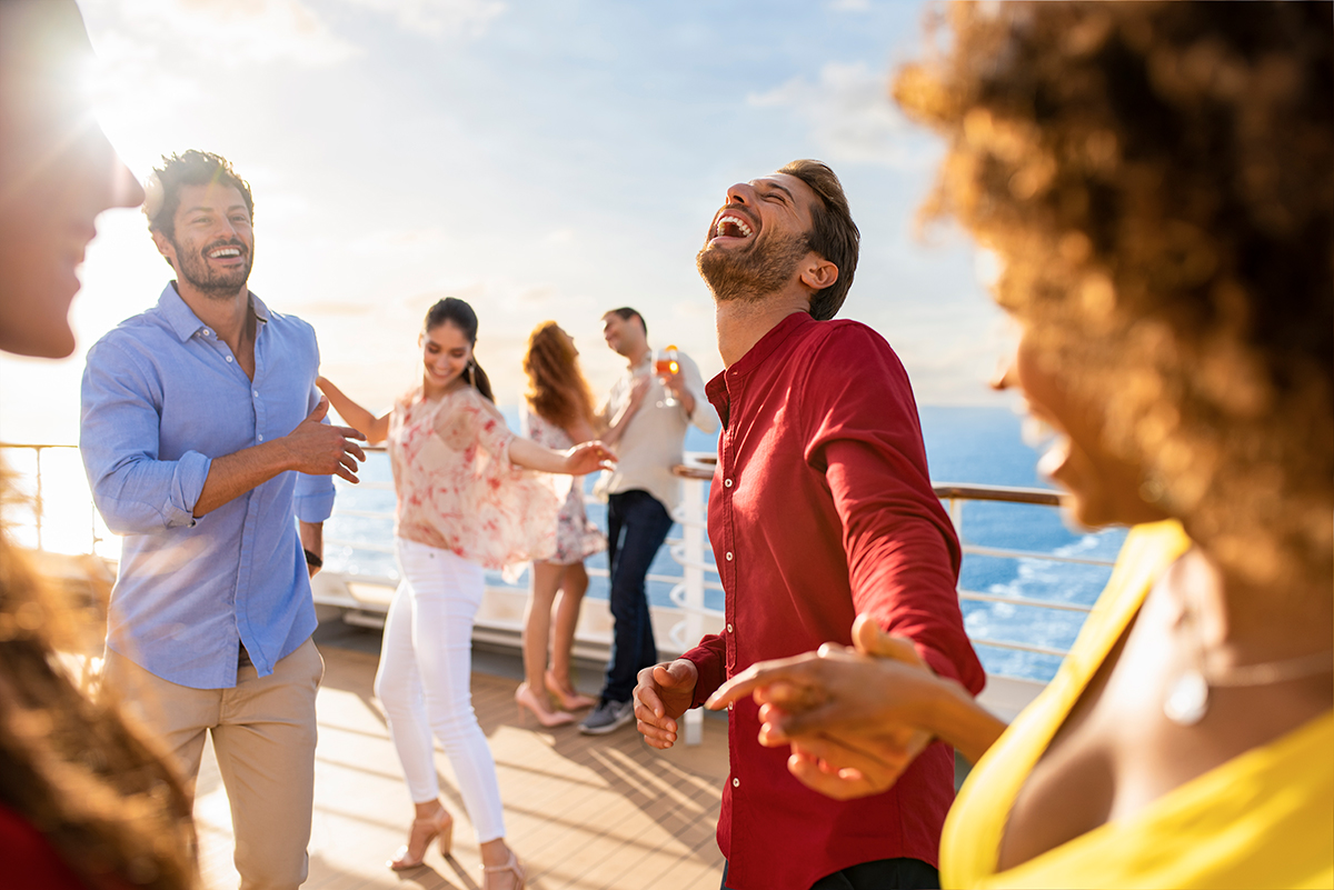 © Costa Croisières - Groupe d’amis sur un pont