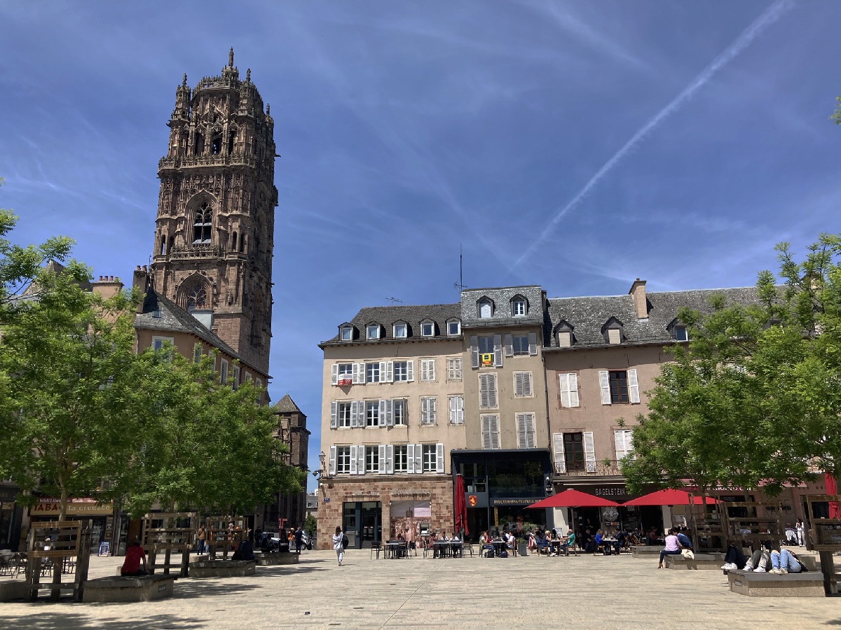 Autour de sa cathédrale Notre-Dame, totem de grès rose élégant, la cité se pare de placettes et de ruelles bordées de maisons médiévales et d’hôtels particuliers du 15ème au 18ème s. - Photo JFR