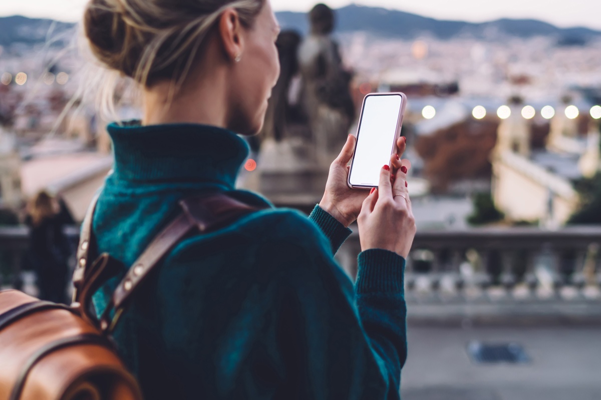 L'IA offre la possibilité de répondre vite et bien aux questions des voyageurs, souvent pressés ou inquiets, avec des données à jour, claires et faciles à comprendre - DepositPhotos.com, GaudiLab