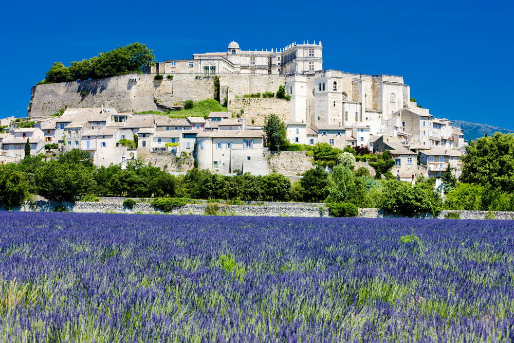 La Drôme provençale est réputée pour ses villages pittoresqueset ses champs de lavande (ici Grignan). (© phb.cz/Deposit Photos)