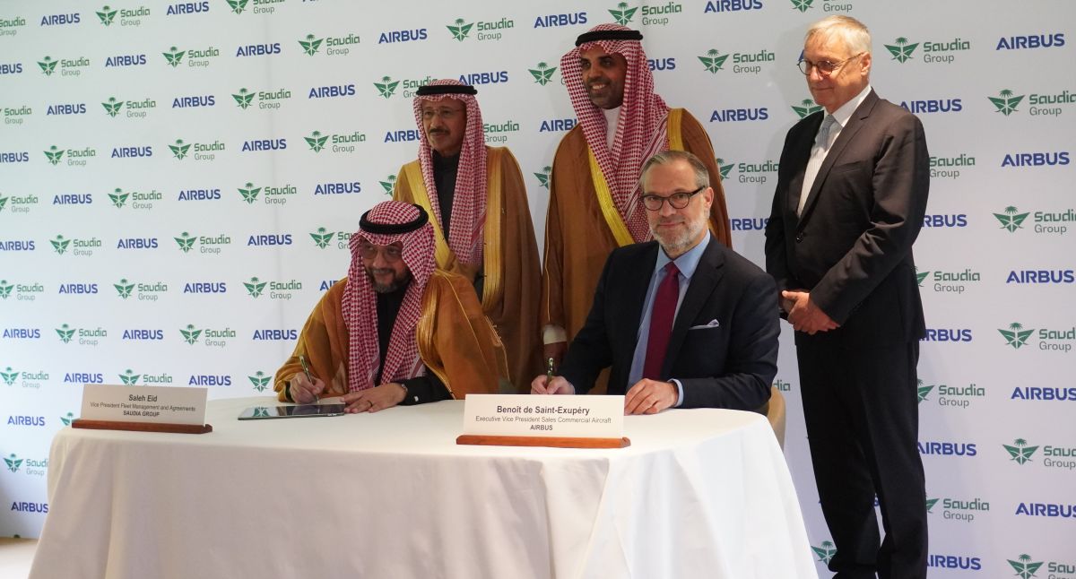 A toulouse ce 23 avril de gauche à droite : Fahd Al-Ruwaili,  Ambassador d’Arabie seoudite en France, Saleh Eid, Vice-président de la gestion de flotte et des accords chez Saudia Group , Ibrahim Al-Omar, Directeur général de Saudia Group, Benoît de Saint-Exupéry, EVP Sales Commercial Aircraft at Airbus, Christian Scherer, CEO de l'activité Commercial Aircraft Airbus. ©Christophe Hardin