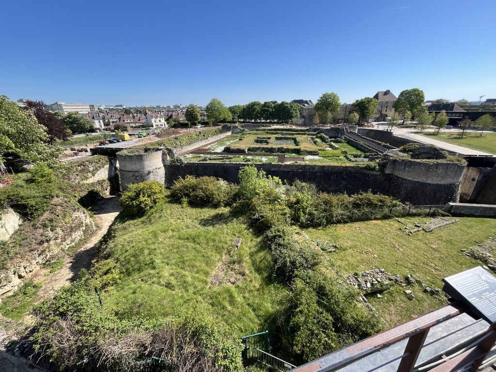 Le château de Caen reste la porte d'entrée dans le patrimoine de la ville. Ici, les vestiges du châtelet édifié à la demande du roi de France (© PB)