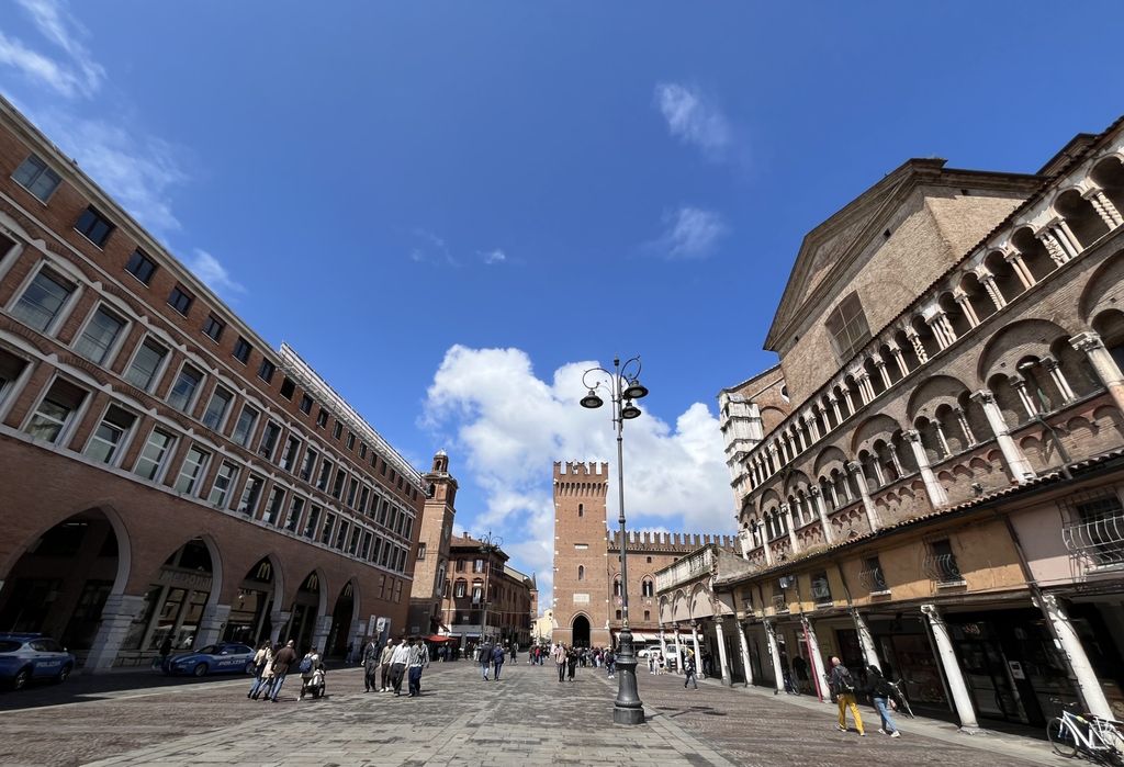 Bordée par des arcades, la Piazza Trento e Trieste est la plus grande et la plus animée des quatre places de Ferrare - Photo : Paula Boyer