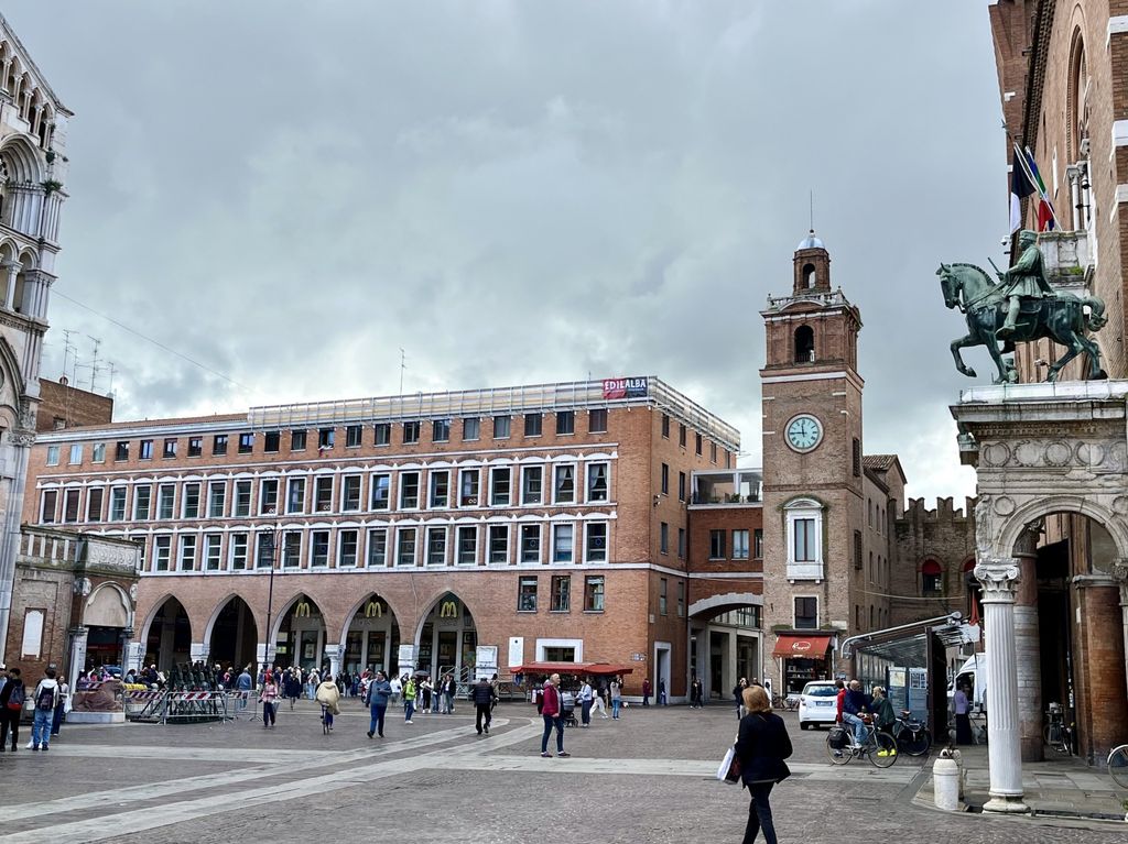 A l'angle de la Piazza Trento e Trieste, se dresse l'ancien palais des ducs d'Este, aujourd'hui transformé en Palazzo municipale - Photo : Paula Boyer