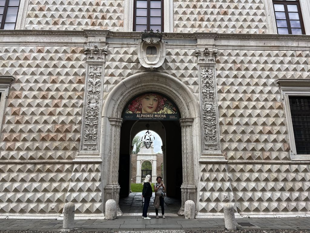 Sur deux côtés, les façades du Palazzo dei Diamanti sont couvertes de pierres taillées en forme de diamant - Photo : Paula Boyer