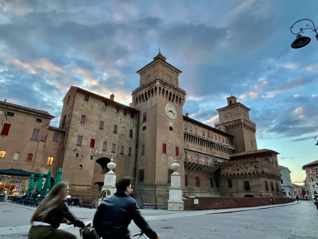 De jour comme de nuit et par tout temps, les Ferrarais se déplacent... à vélo ! - Photo : Paula Boyer