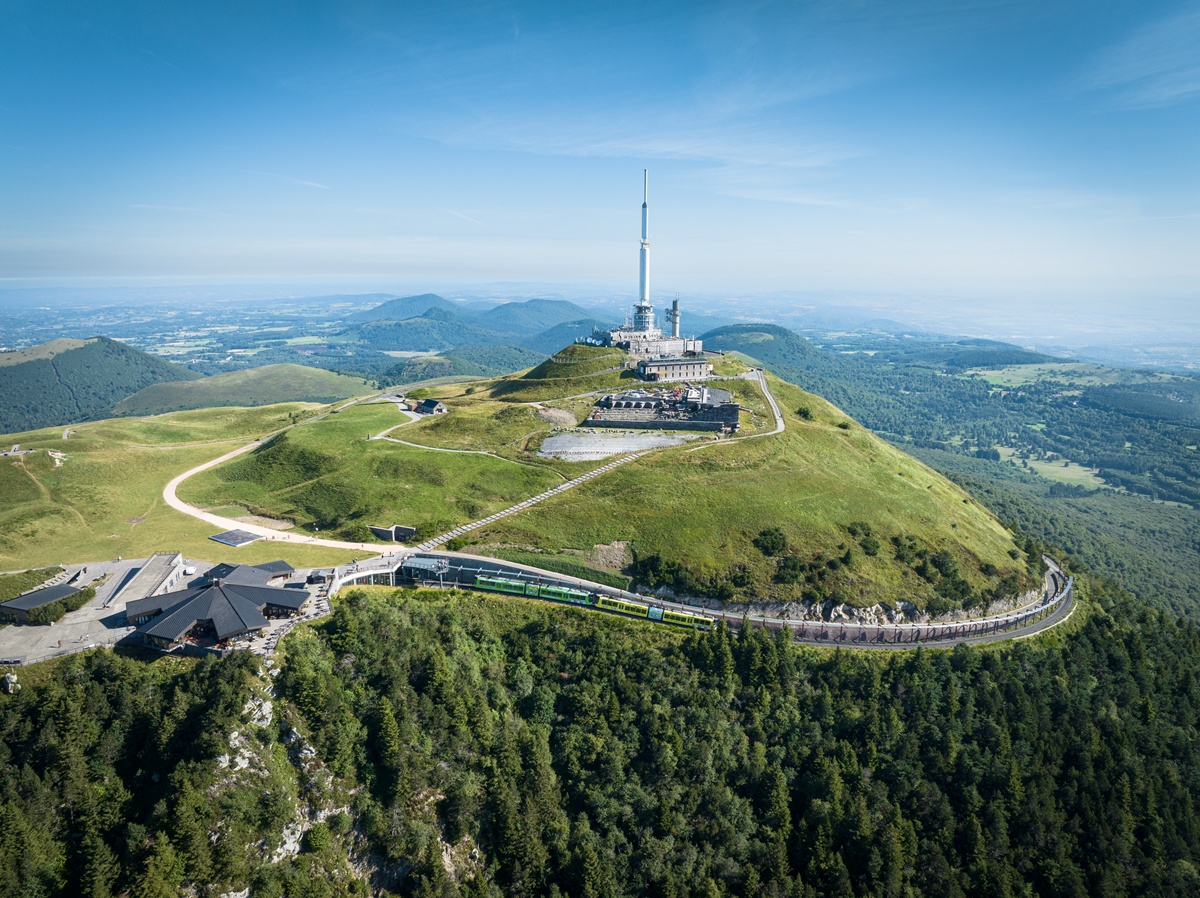 Tout au long de l’année, le Puy de Dôme reçoit des visiteurs, offrant multiples activités et centres d’intérêt - Photo : Jodie Way