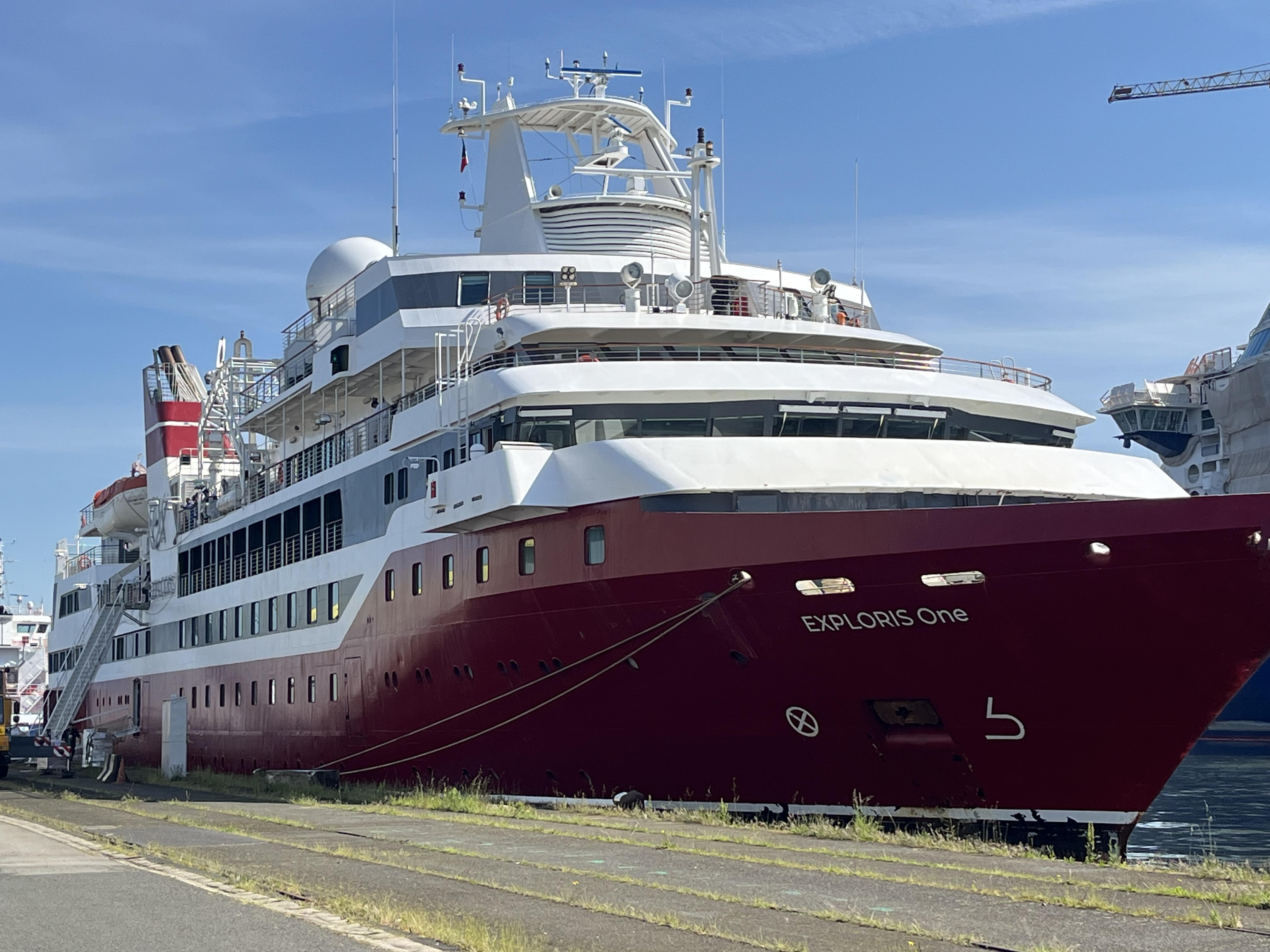 A Saint-Nazaire, l'Exploris One et sa robe rouge rubis ne passe pas inaperçu. @LG