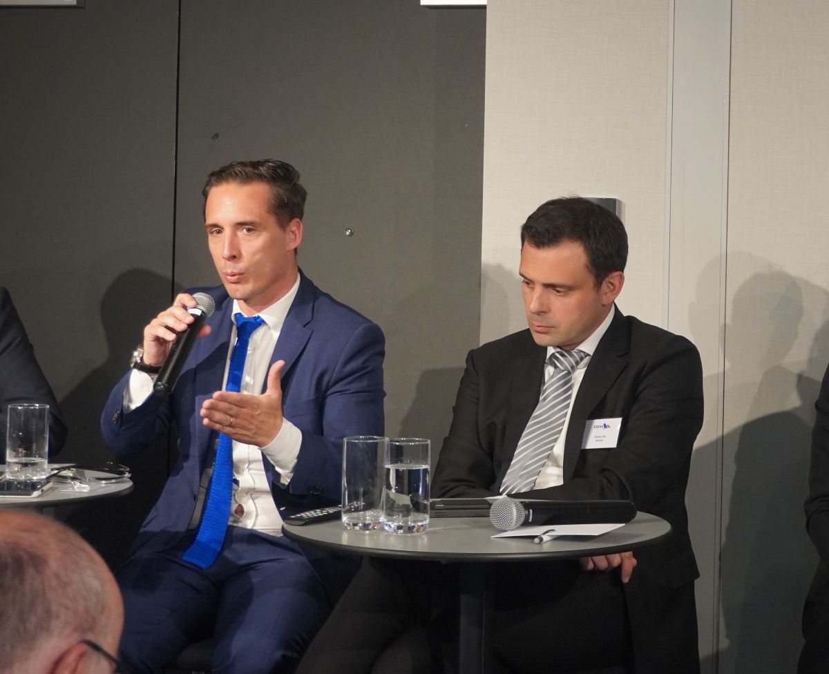 Jean Baptiste Djebbari, ancien ministre des transports et Charles clair, dirigeant d'ASTONJET à la conférence EBAA ce 13 mai à Paris. Photo : C.Hardin