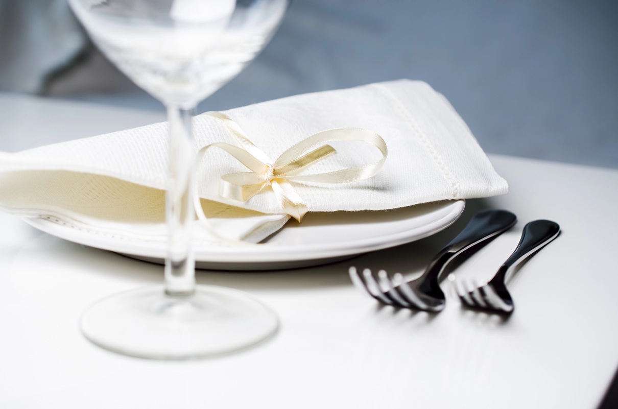 Une table gastronomique s’installe aux Jardins de Coppélia - Photo : Depositphotos.com @Nanisimova_sell