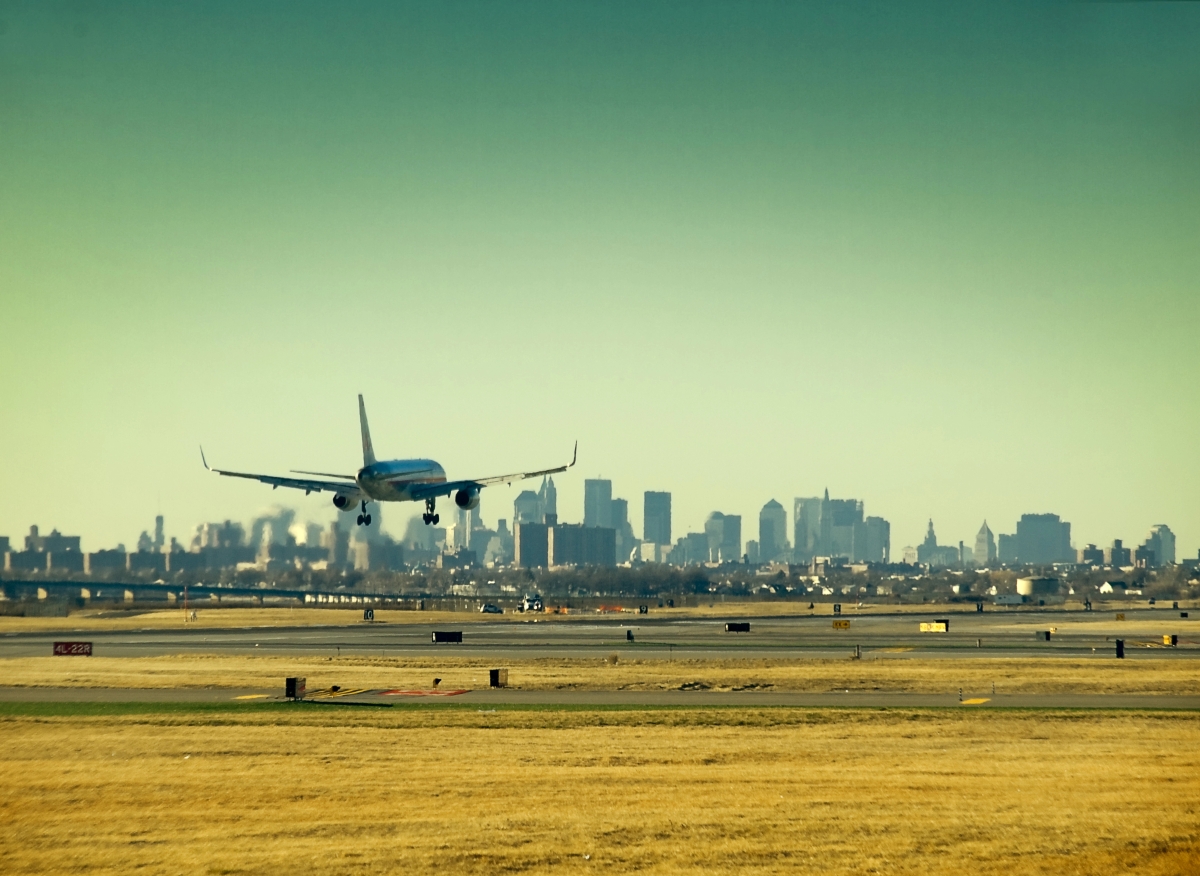 Trump, disquettes et radars HS : la sécurité aérienne à bout de souffle. Un avion à l’atterrissage à New-York. Photo : Manuel Hurtado Depositphotos