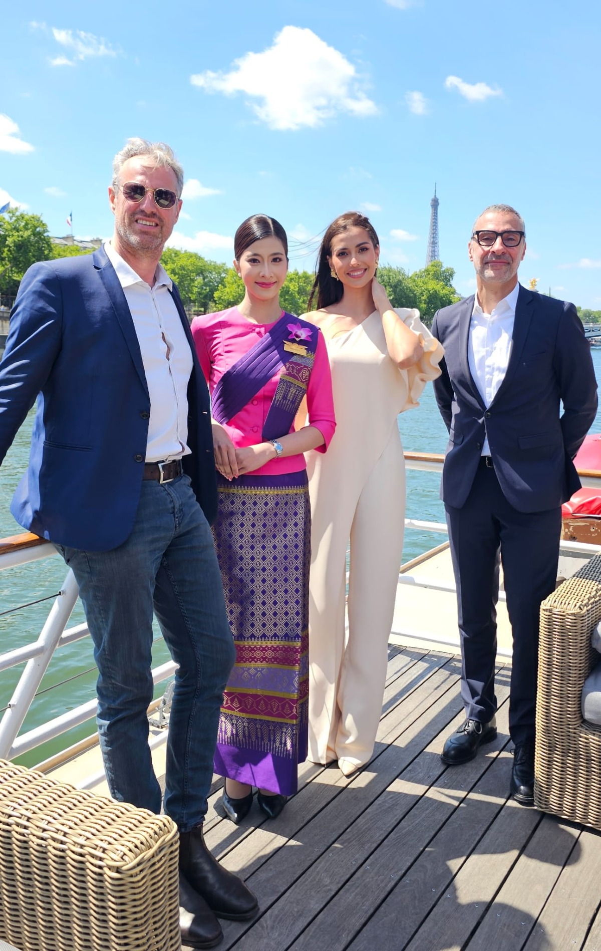 Sur la Seine le 22 mai dernier de gauche à droite : Guillaume Linton le président d’Asia, une membre d’équipage THAI, Anntonia Porsild et Serge Rigal. Photo : G.Linton