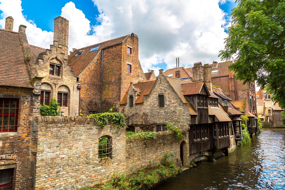 La ville de Bruges demande aux touristes d'arrêter de voler ses pavés. @depositphotos/bloodua