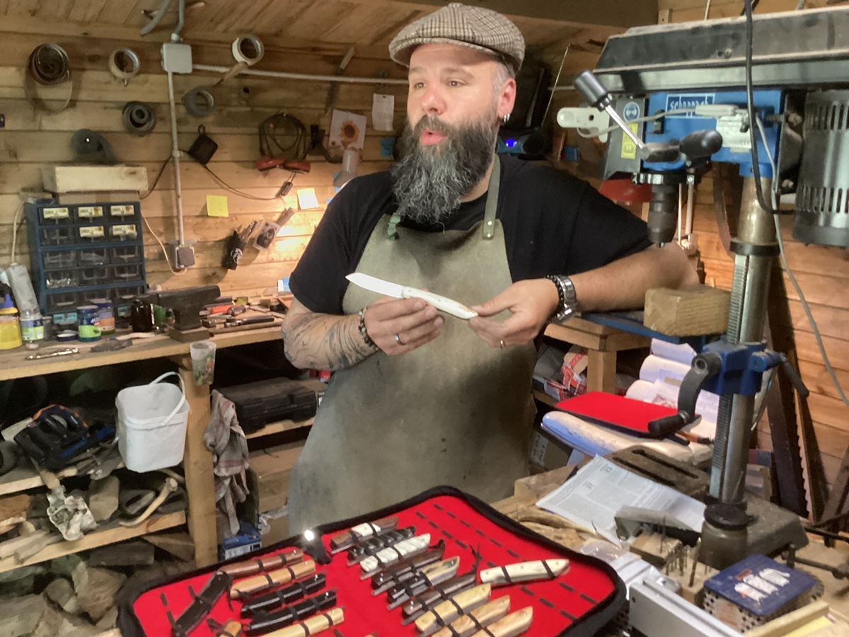 Mathieu, le coutelier des "3 chats" - Photo : J.-P. Combe Mathieu, le coutelier des "3 chats" - Photo : J.-P. Combe