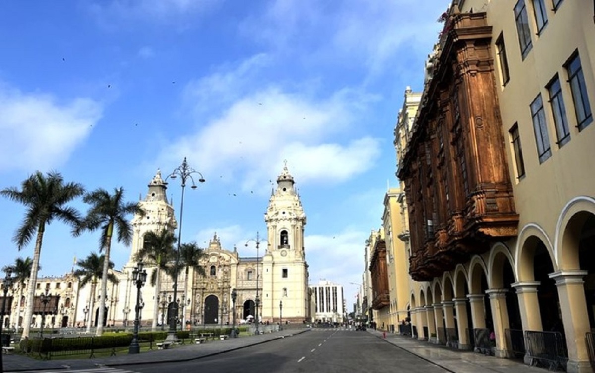 Sur la Plaza Mayor de Lima, la cathédrale entourée d'un beau concentré d’architecture coloniale (© PB) Sur la Plaza Mayor de Lima, la cathédrale entourée d'un beau concentré d’architecture coloniale (© PB)