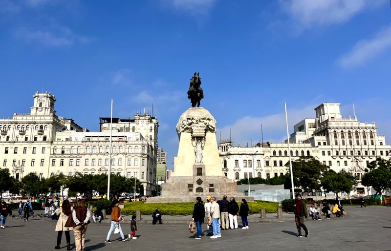 Sur la Plaza San Martin, une statue équestre en hommage à l'un des deux héros de l'indépendance (PB)