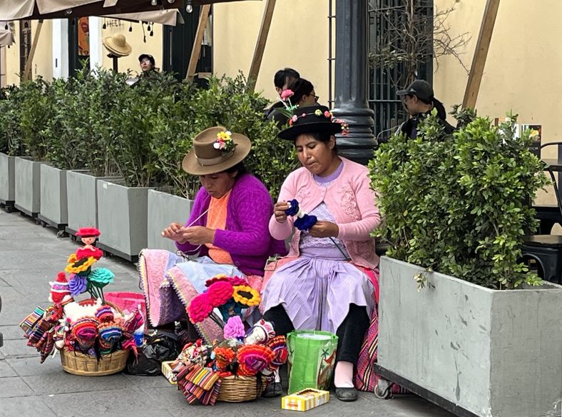Même dans les quartiers chics de Lima, des paysannes andines viennent vendre leur artisanat à même les rues (© PB) Même dans les quartiers chics de Lima, des paysannes andines viennent vendre leur artisanat à même les rues (© PB)