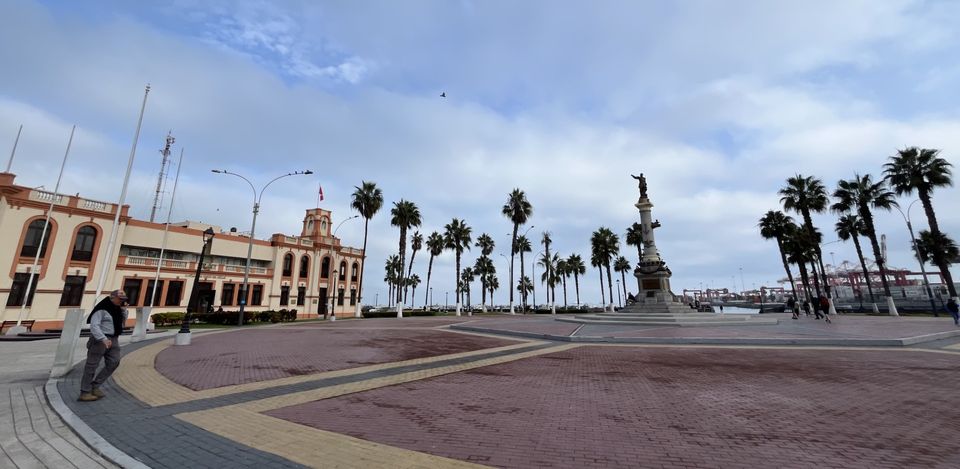 La place principale de Callao. Au centre, une statue de l'Amiral Grau, héros de la guerre du Pacifique avec le Chili perdue par le Pérou (© PB)