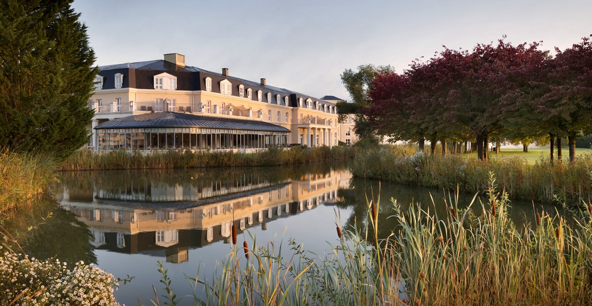 Le restaurant La Véranda et son jardin d'hiver avec vue sur le golf. Photo Dolce.