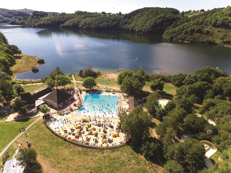 Camping Les Tours Tohapi dans l'Aveyron avec espace aquatique, piscine chauffée et accès direct au lac - Photo Tohapi nps