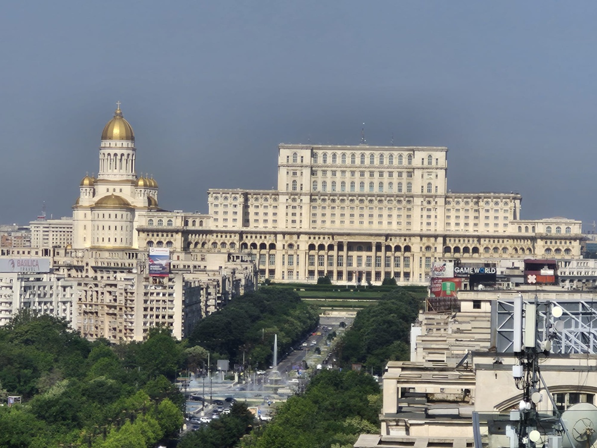 Vue sur le parlement à Bucarest - C.V. Vue sur le parlement à Bucarest - C.V.