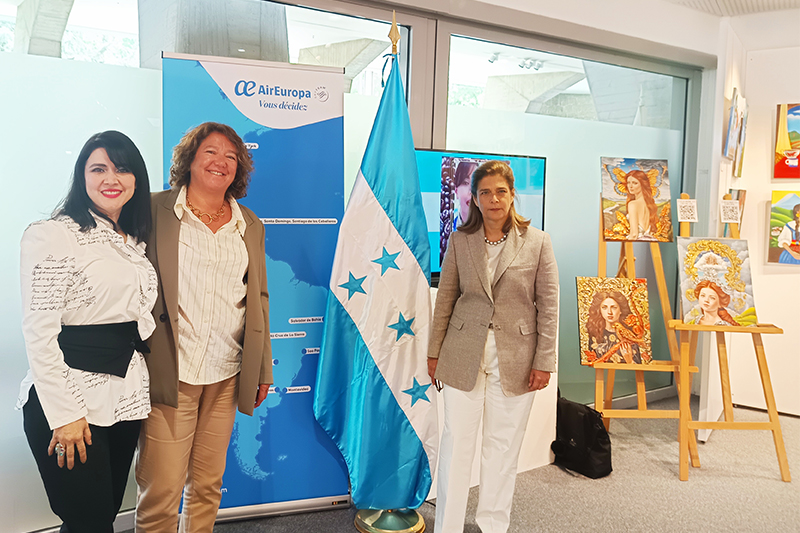 De gauche à droite Mme Morel Keyla, artiste peintre, Maria jose Aguas attachée commerciale AIR EUROPA accompagnées de son Excellence Mme l’Ambassadrice déléguée permanente du Honduras auprès de l’UNESCO Viviane Depierrefeu Midence. © Air Europa