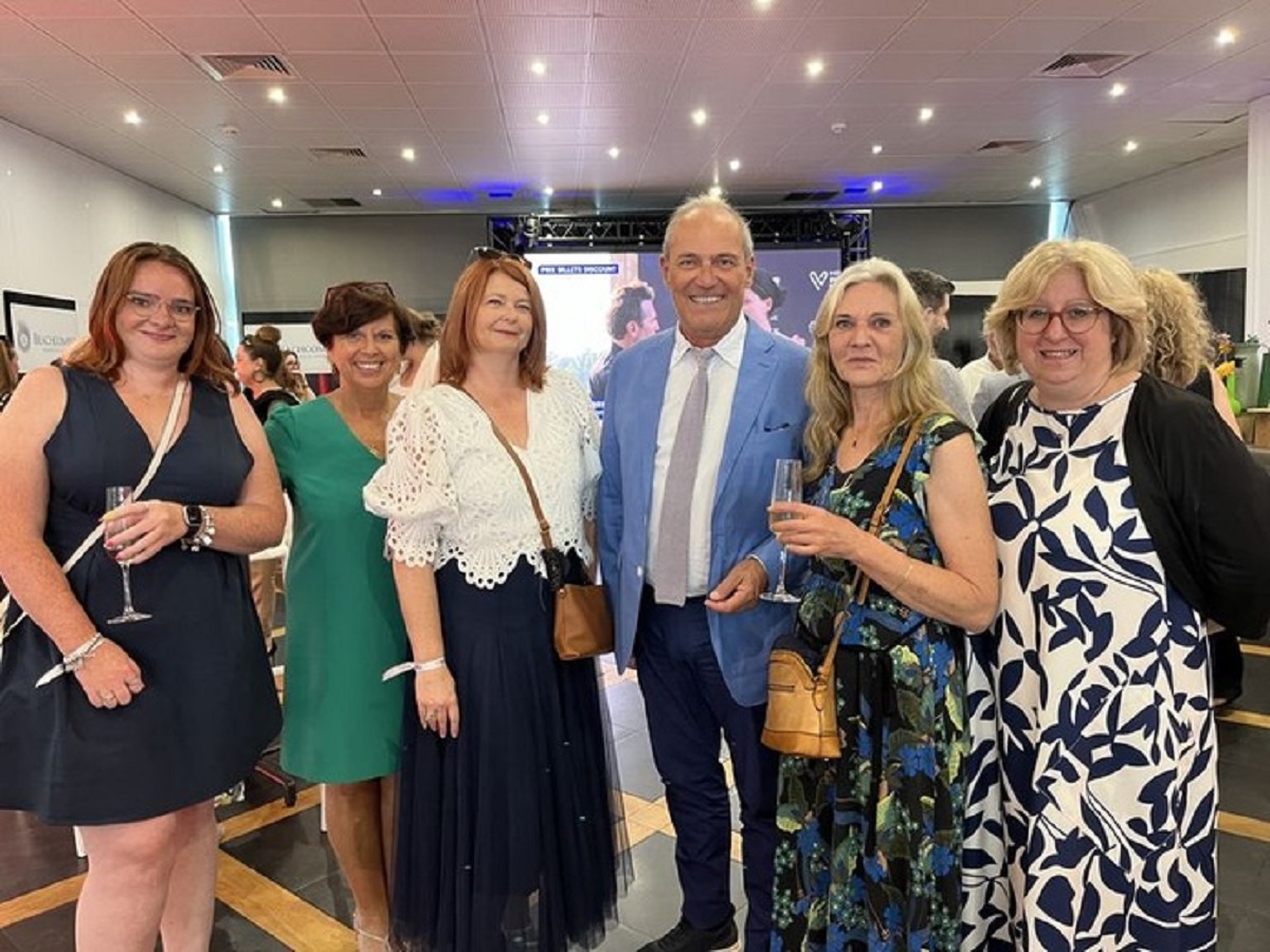 Rémi Sabarros entouré de quelques participantes à la soirée (© PB) Rémi Sabarros entouré de quelques participantes à la soirée (© PB)