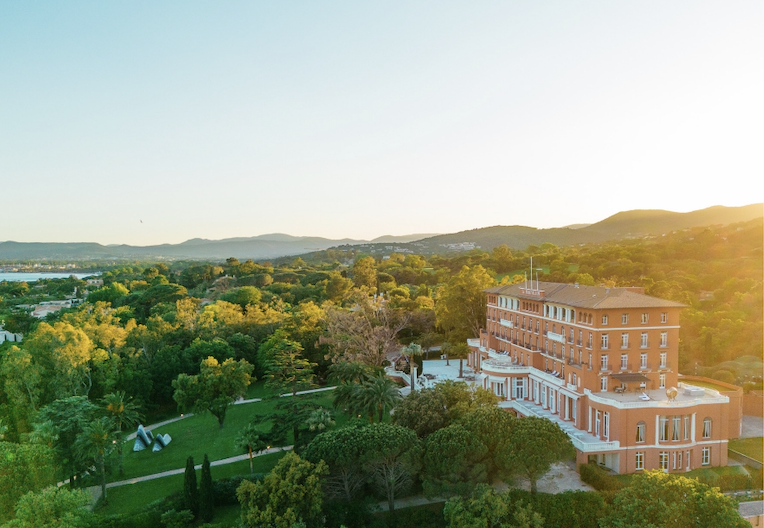 Le domaine du Beauvallon s'étend sur trois hectares, des pins centenaires de la colline provençale aux rives de la baie de Saint-Tropez - Photo : COMOGROUP