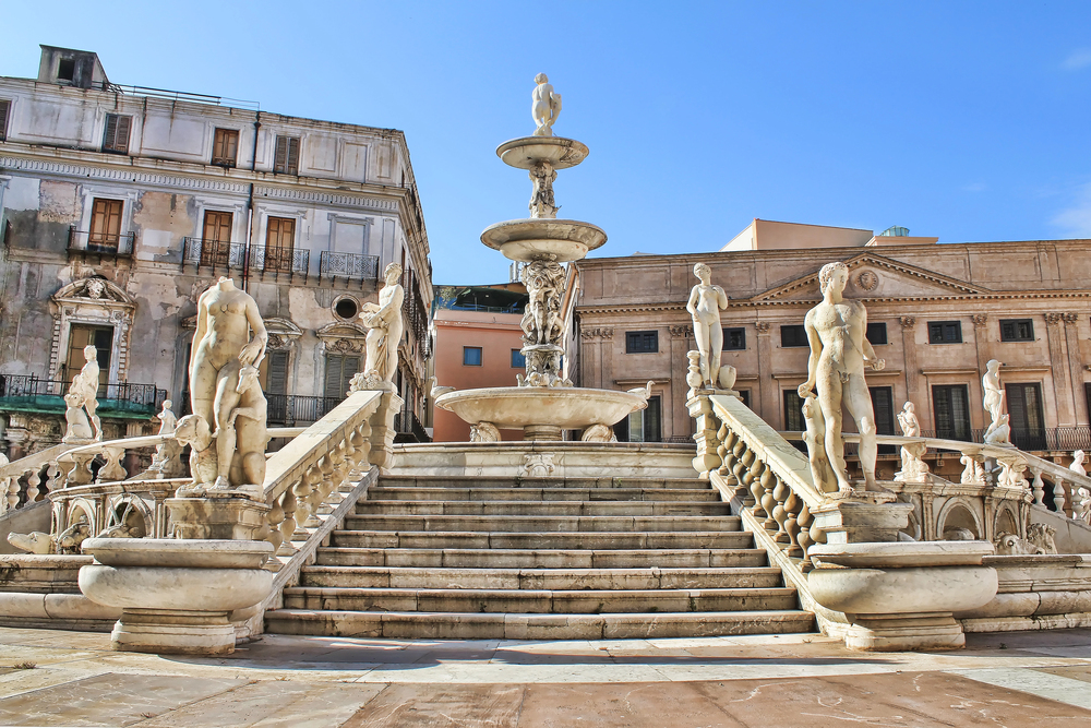 Palerme est un ville extraordinaire dont le patrimoine architectural reflète l'idendité métissée. Ici, la place Pretoria - DepositPhotos.com, lachris