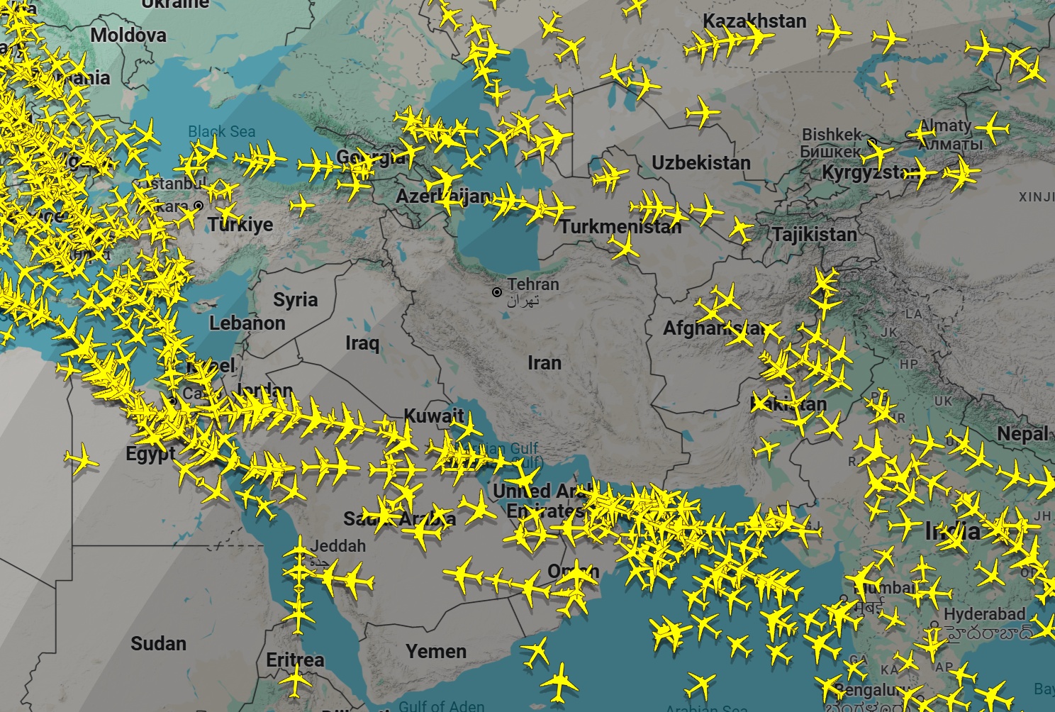 Frappes US en Iran : les compagnies aériennes annulent leurs vols vers Dubaï, Doha... - Flightradar