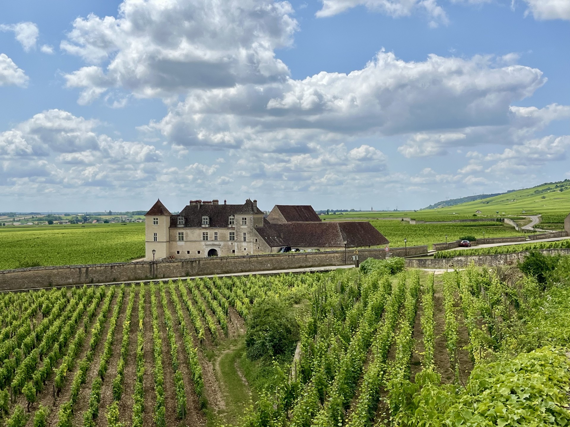 Voyage chic au cœur des Climats de Bourgogne : Le château du Clos de Vougeot est devenu un lieu de visites, de rencontres, de dégustations, d'expositions et de déjeuners chics (© PB)