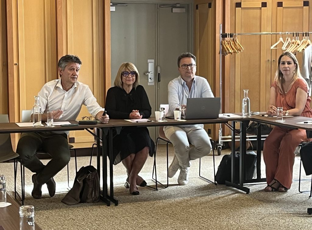 Une partie de l'équipe de Vacances Bleues, pendant la conférence de presse. De g. à d., Jérôme Vayr, Cathy Syr, et Emmanuel Loustaunau, directeur des opérations (© PB)