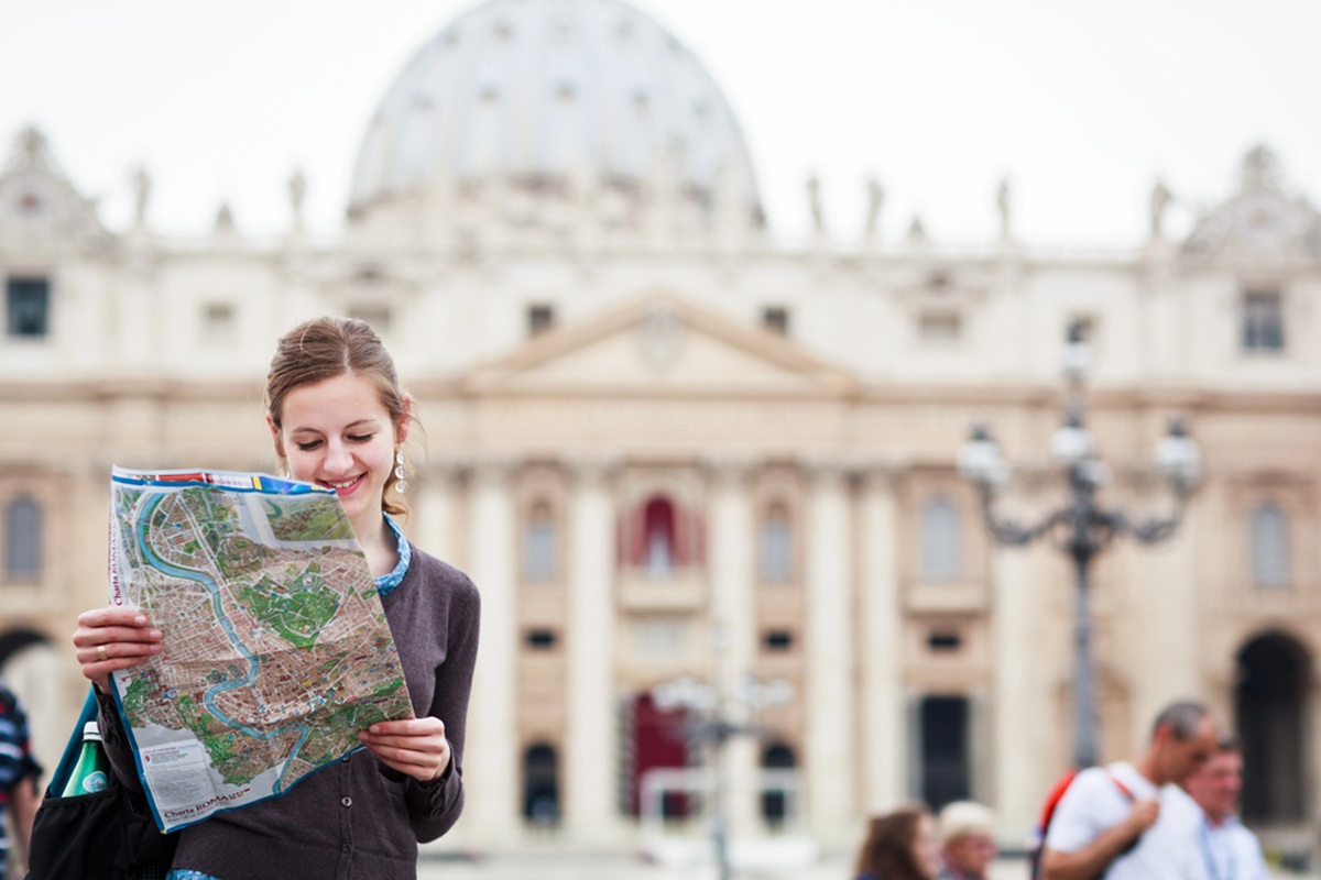 Selfies interdits au Vatican, valises à roulettes portées à la main à Dubrovnik… les touristes doivent faire face à des lois insolites ! @depositphotos/lightpoet