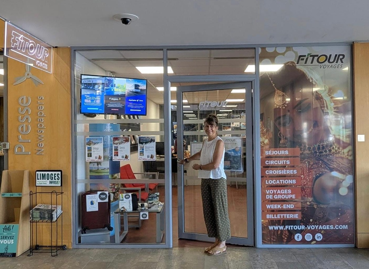 A Limoges, Fitour Voyages a installé son agence de voyages dans l'aéroport. Les clients peuvent y échanger avec Joëlle Guinot, la responsable de l'agence - Photo : Fitour Voyages