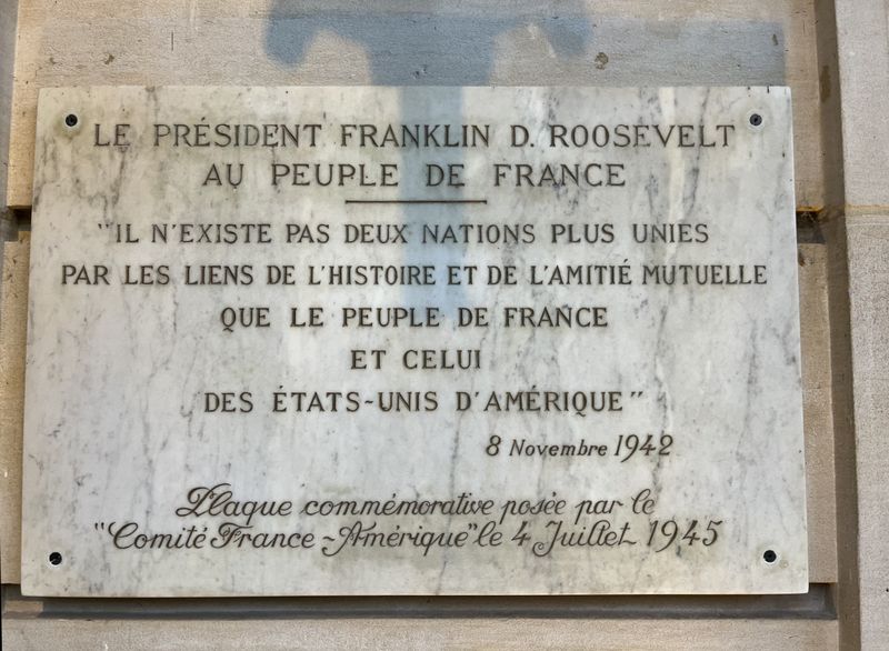 Sur la façade de l'Hôtel Le Marois, une plaque célèbre l'amitié franco-américaine ( © PB)