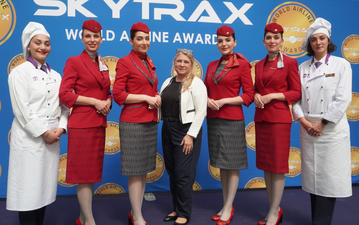 Un équipage de Turkish Airlines, désignée meilleure compagnie européenne par Skytrax, avec au centre Nazan Erol, Marketing Manager (INTL) Turkish Airlines. Photo : C.Hardin