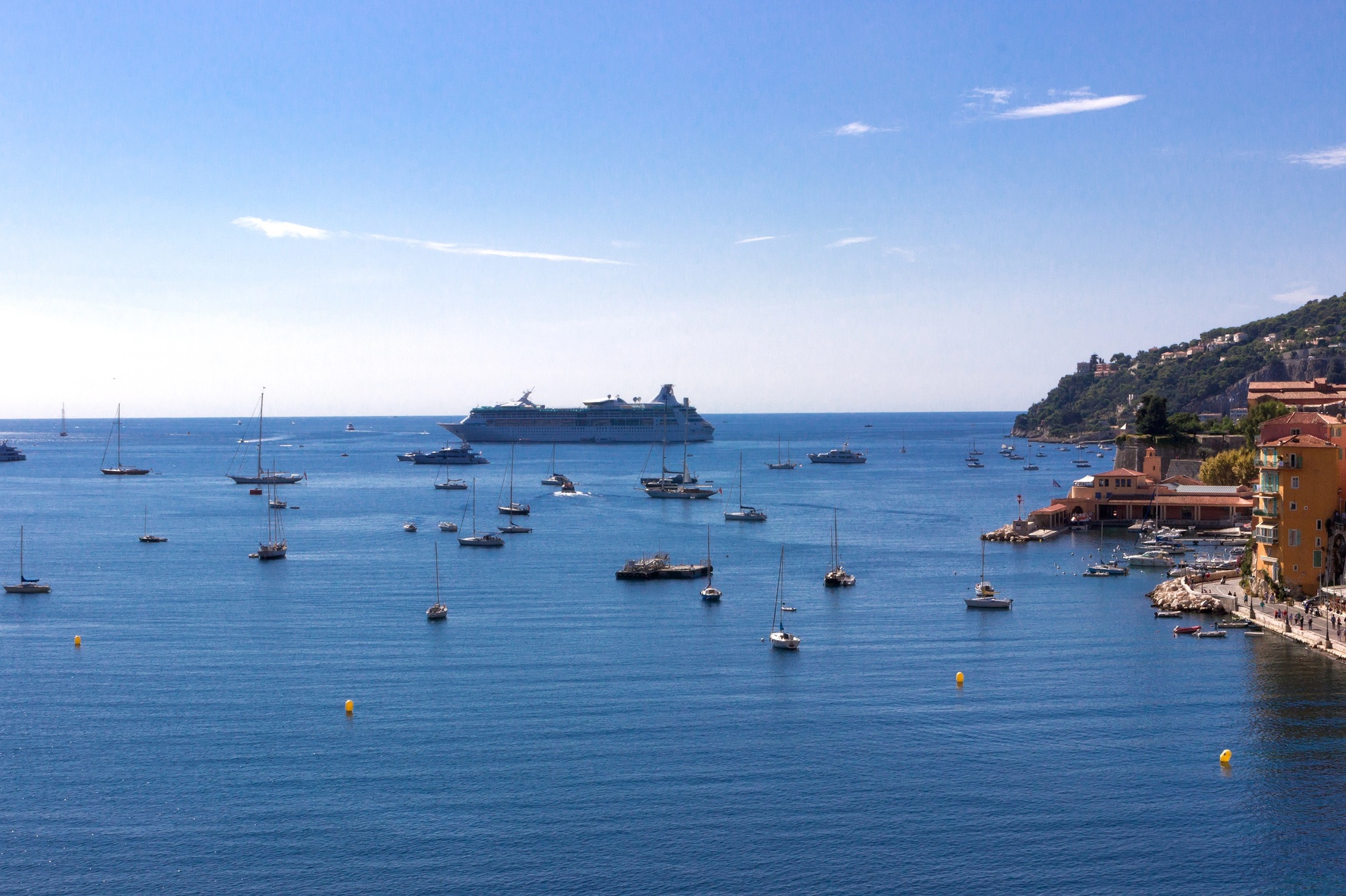 L'arrêté contesté limite à 65 par an les escales de navires de plus de 2 500 passagers à Villefranche-sur-Mer, avec un seul bâtiment autorisé par jour @www.depositphotos.com