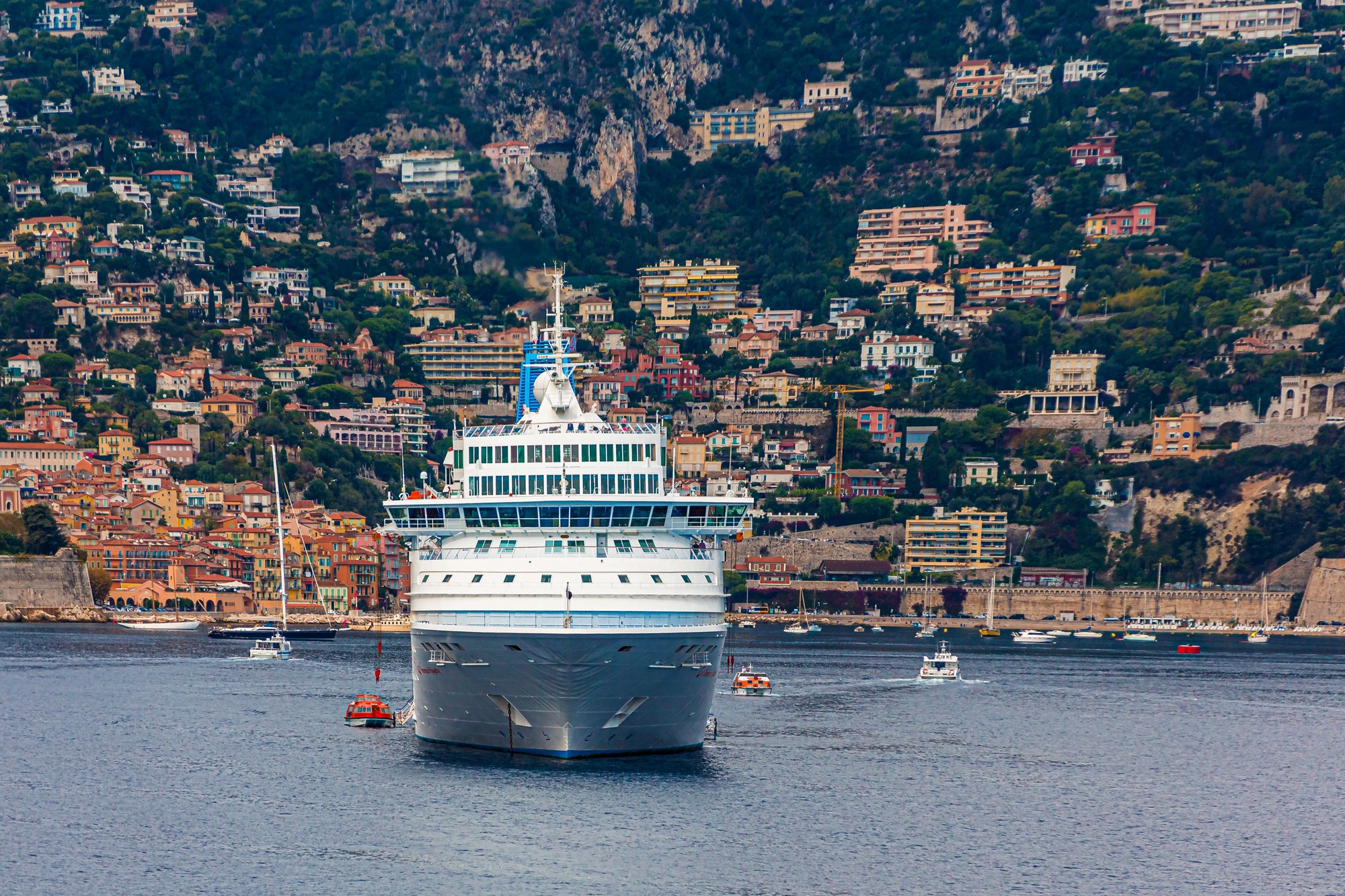 Les escales dans la rade de Villefranche vont pouvoir se dérouler en toute légalité cet été @www.depositphotos.com -  Image de dbvirago