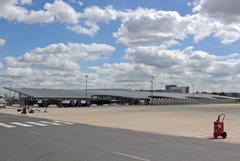 Vue extérieure côté pistes du Terminal 3 à Paris-Charles de Gaulle - Photo : Jean-Marc JOUANNEAUX