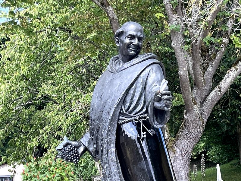 Hautvillers a installé une statue en hommage au moine Dom Perignon (© PB)