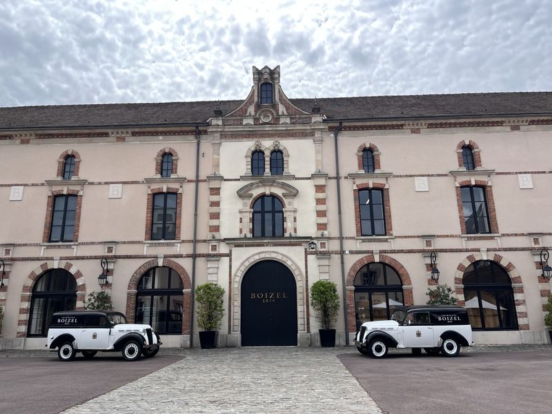 Dans la cour, devant les bâtiments de Maison Boizel (© PB) Dans la cour, devant les bâtiments de Maison Boizel (© PB)