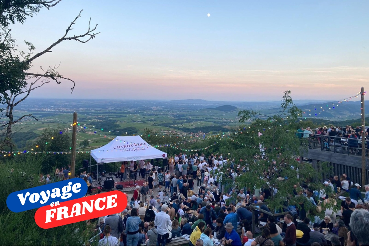 Chaque mercredi soir de l’été, les Terrasses de Chiroubles accueillent des concerts gratuits en plein air. Un moment suspendu. - Photo : Trip My France