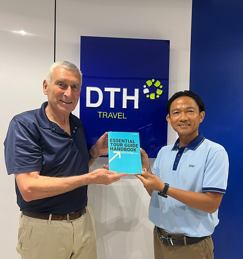 L'auteur du livre, Thomas Maurer en compagnie d'un guide de la compagnie © DTH Travel